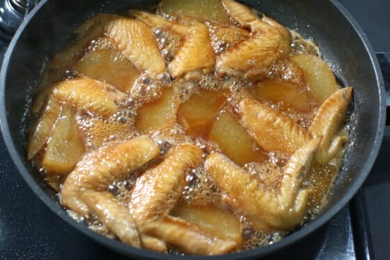 煮汁が絡んで照りよく仕上がった手羽先と大根の煮物