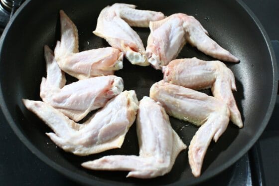 手羽先と大根の煮物用の手羽先を皮目から中火で焼く