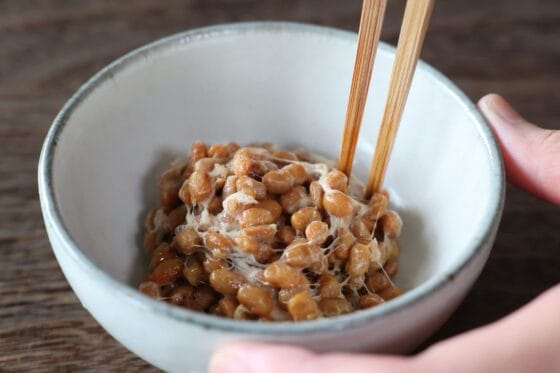 納豆を粘りがしっかり出るまで箸でよく混ぜる