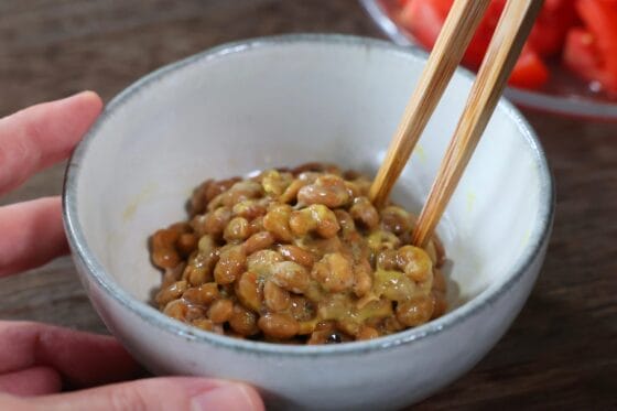 納豆に付属のたれとからしを加えてさらに混ぜる