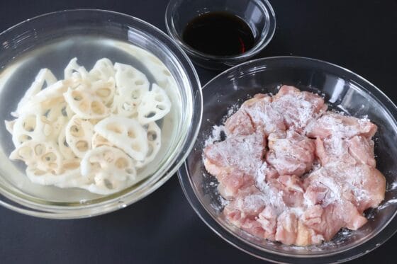 切ったれんこんを水にさらし鶏もも肉に片栗粉をまぶして調味料を合わせる