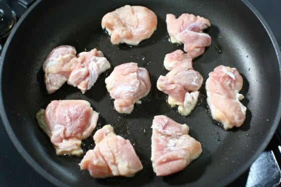 鶏もも肉を皮目から焼く