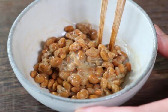 たれを混ぜた納豆にわさびを加えてわさび納豆を作る