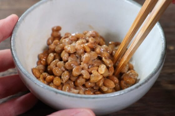 粘りを出した納豆に付属のたれを加えて全体をよく混ぜる