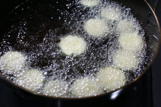 170度に熱した揚げ油にズッキーニを入れて素揚げする