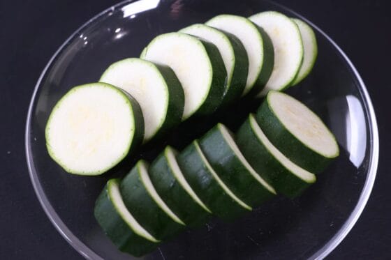 ズッキーニを1センチ幅の輪切りにする