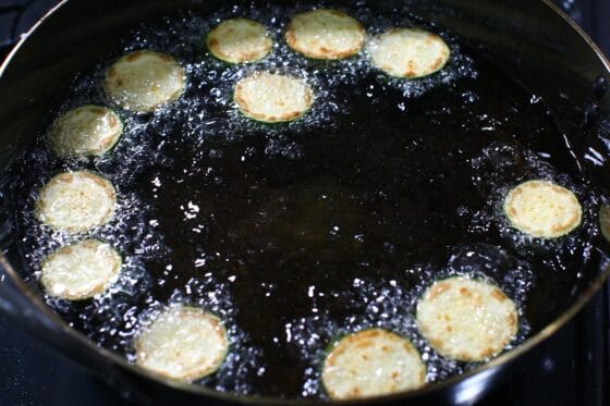 ズッキーニを返しながら、両面が薄く色づくまで2〜3分揚げる