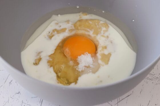 つぶしたバナナに卵、砂糖、牛乳、サラダ油を加える