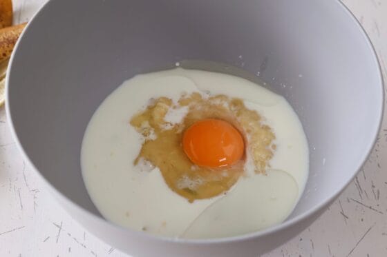 つぶしたバナナに卵や牛乳などを加える