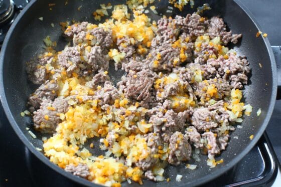 焼き色をつけた合いびき肉を大きめにほぐし、野菜と炒め合わせる