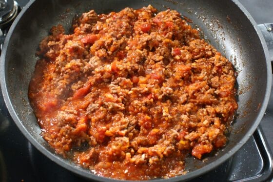 カットトマト缶と水を加えたボロネーゼを20分煮込み、ソースを煮詰める