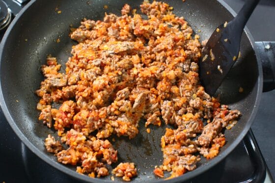 肉と野菜にトマトペーストを加え、なじませながら1分ほど炒める
