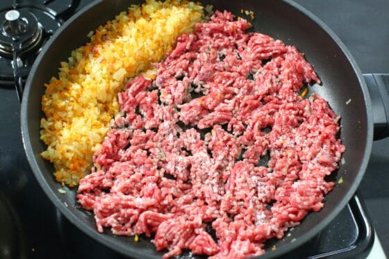 炒めた野菜を端に寄せ、合いびき肉をフライパンに広げて焼く