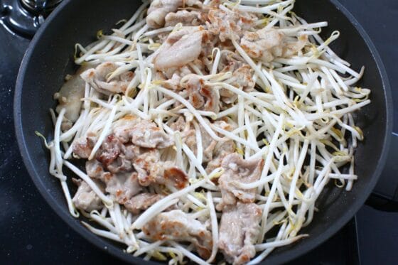 焼いた豚こまにもやしを加え、強めの中火で手早く炒める