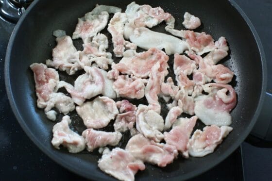 フライパンに豚こま切れ肉を広げて中火で焼く