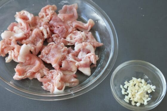 酒とこしょうをもみ込んで片栗粉をまぶした豚こま肉と、みじん切りにしたにんにく