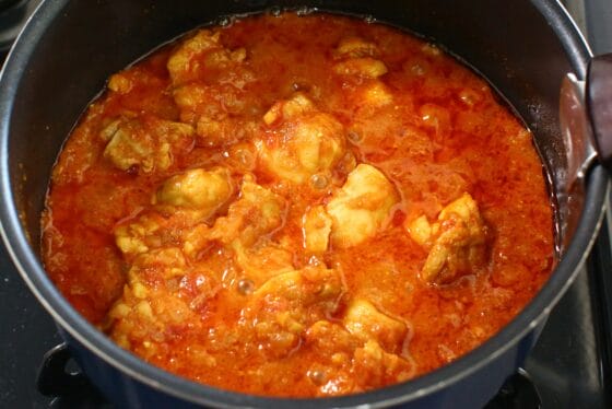 チキンカレーにガラムマサラを加え、弱めの中火で仕上げに軽く煮詰める