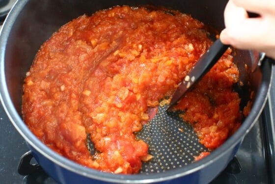 トマトと玉ねぎを炒め、水分を飛ばしてペースト状に煮詰める