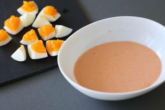 調味料を混ぜてコブサラダドレッシングを作る