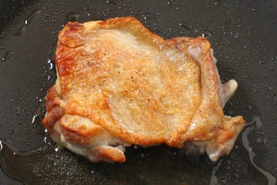 鶏もも肉の皮に焼き色を付け、裏返して中まで火を通す