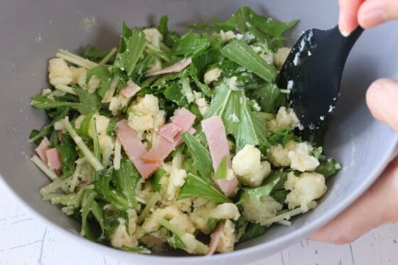 じゃがいもに水菜とハムを加えて和える