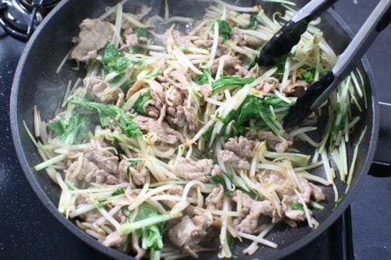 水菜の葉を加えて手早く炒め合わせて、水菜ともやしの豚肉炒めの完成