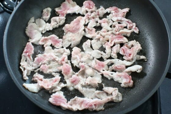 フライパンで豚こま切れ肉をほぐしながら炒める