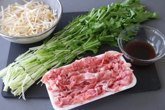 切った水菜、もやし、豚こま切れ肉、合わせ調味料を用意する
