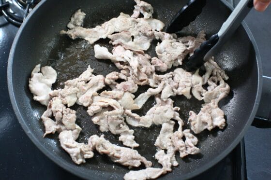 豚肉全体の色がほぼ変わるまで中火で炒める