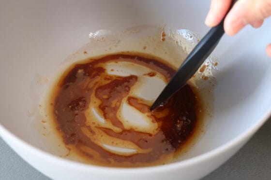 水菜ともやしのナムルの味付け用に、ごま油、醤油、鶏ガラスープの素、おろしにんにくを混ぜる