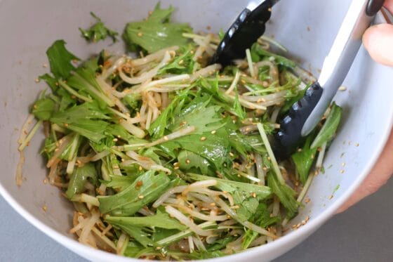 もやしと水菜、白いりごまを調味料とよく和える