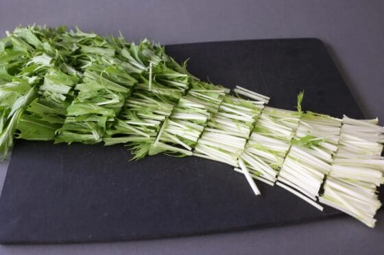 洗って水気を拭き取った水菜を3〜4cmの長さに切る