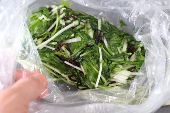 塩昆布と酢で味付けした水菜の漬物を、冷蔵庫で30分漬けて袋を開ける