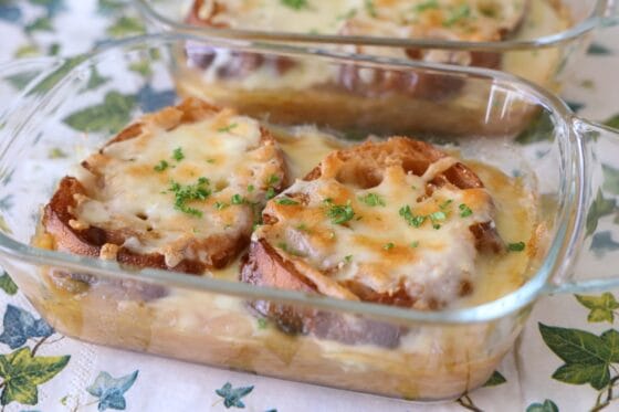 オニオングラタンスープのレシピ。飴色玉ねぎとチーズが美味しい王道の作り方