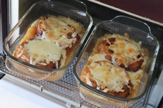 オニオングラタンスープをオーブントースターで焼き、チーズにこんがり焼き色をつける