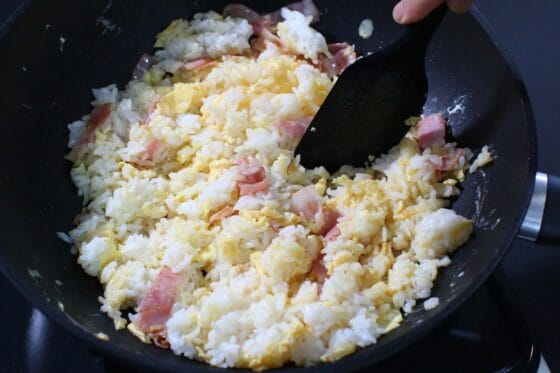 ご飯をほぐしながら、ベーコンと卵が全体になじむように炒める