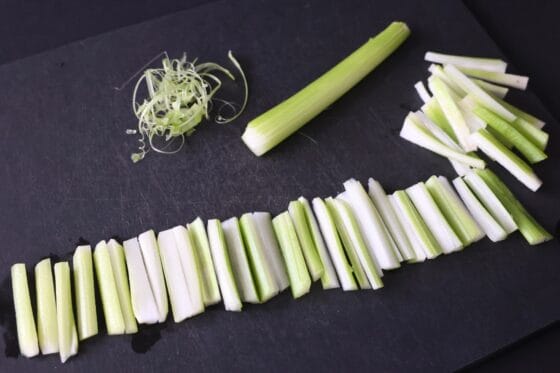 セロリの筋を取り、4〜5センチ長さの細切りにする