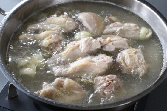 鶏肉を弱めの中火でじっくり煮て、鶏の旨味をスープに引き出す
