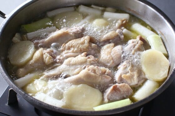タッカンマリの仕上げにトッポギを加え、鶏肉と野菜と一緒に柔らかくなるまで煮る
