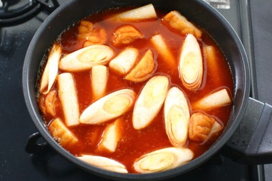 甘辛だれに加えたトッポギ用の餅、さつま揚げ、長ねぎ