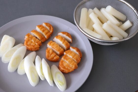 食べやすい大きさに切った長ねぎとさつま揚げ
