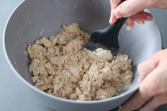 生地に冷たい牛乳を加えてヘラで切るように混ぜる