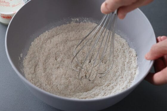 薄力粉と全粒粉などの粉類を泡立て器で混ぜる