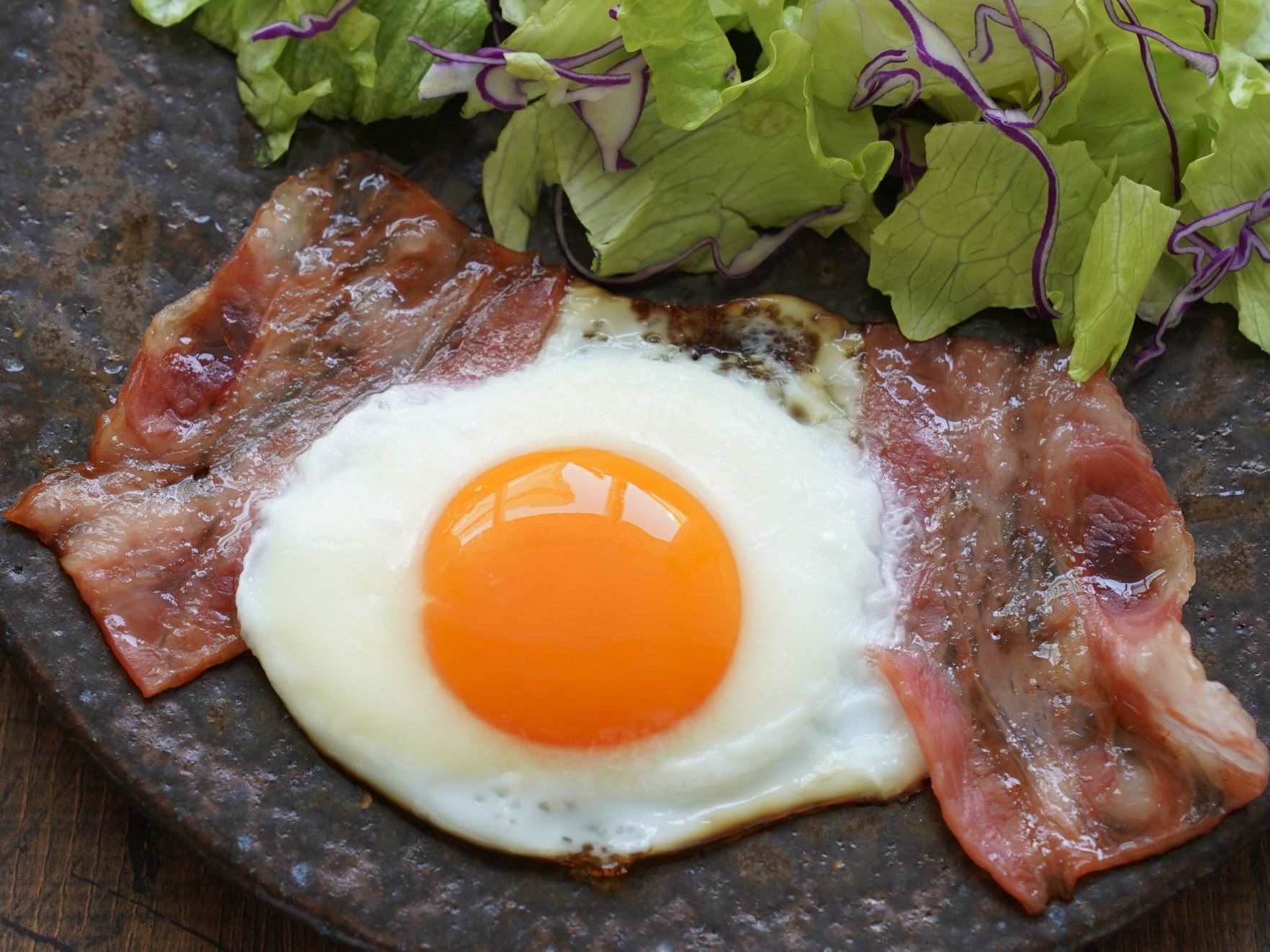 ベーコンエッグの作り方。焼き方のコツは水なし！簡単フライパンレシピ