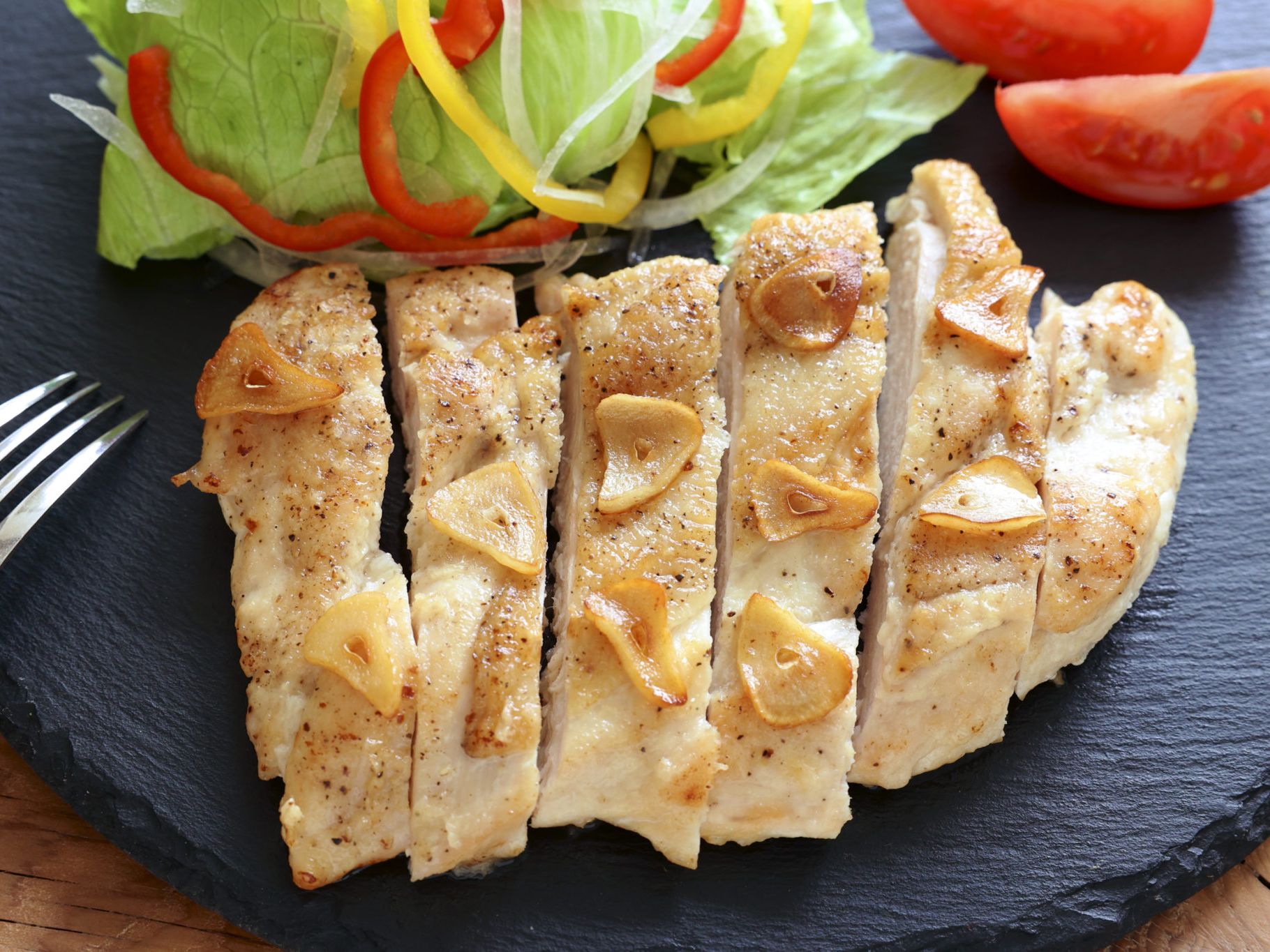 鶏胸肉ソテーのレシピ。にんにくバターで風味良く！上手な焼き方を解説