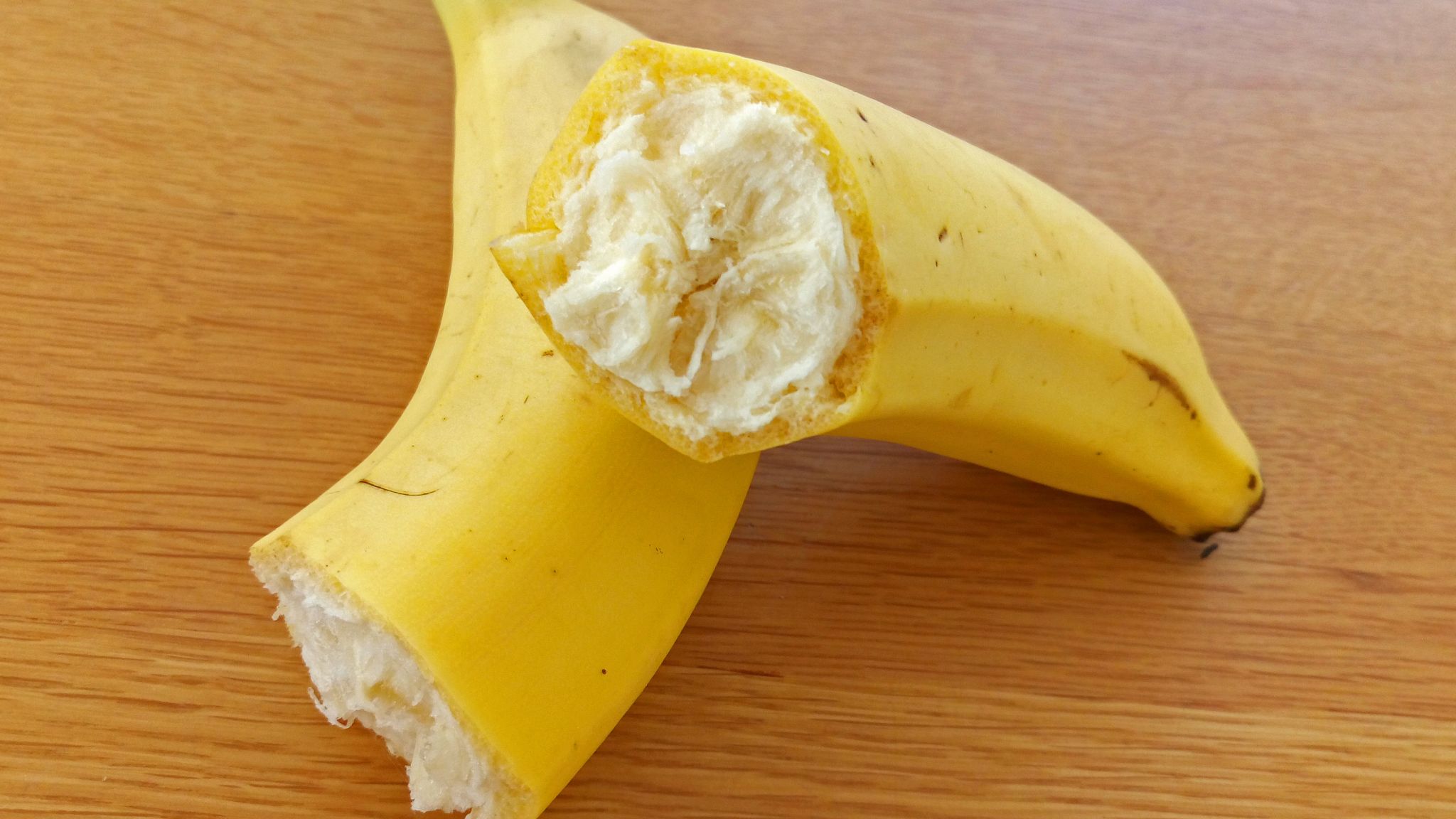 バナナを簡単に半分に切る方法 両端を引っ張るだけで真っ二つ やまでら くみこ のレシピ