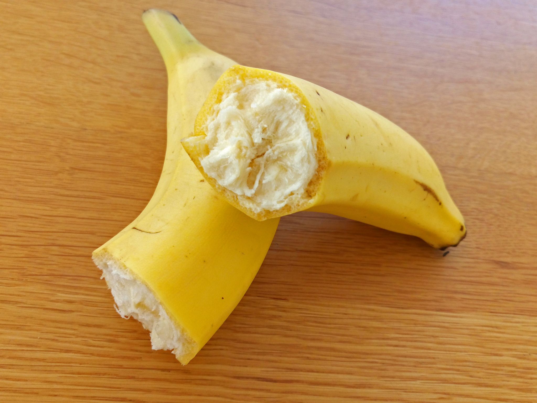 バナナを簡単に半分に切る方法 両端を引っ張るだけで真っ二つ やまでら くみこ のレシピ