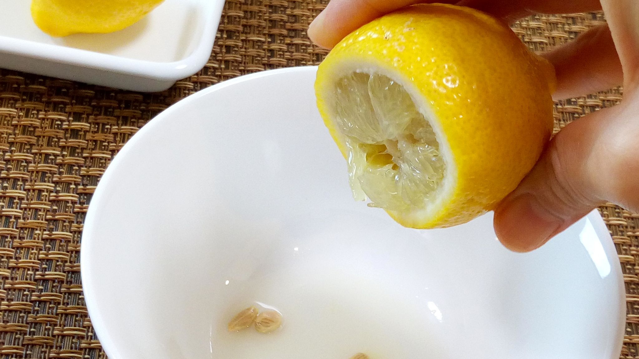 レモンの簡単な絞り方 電子レンジを使うと ムダなく絞れます やまでら くみこ のレシピ