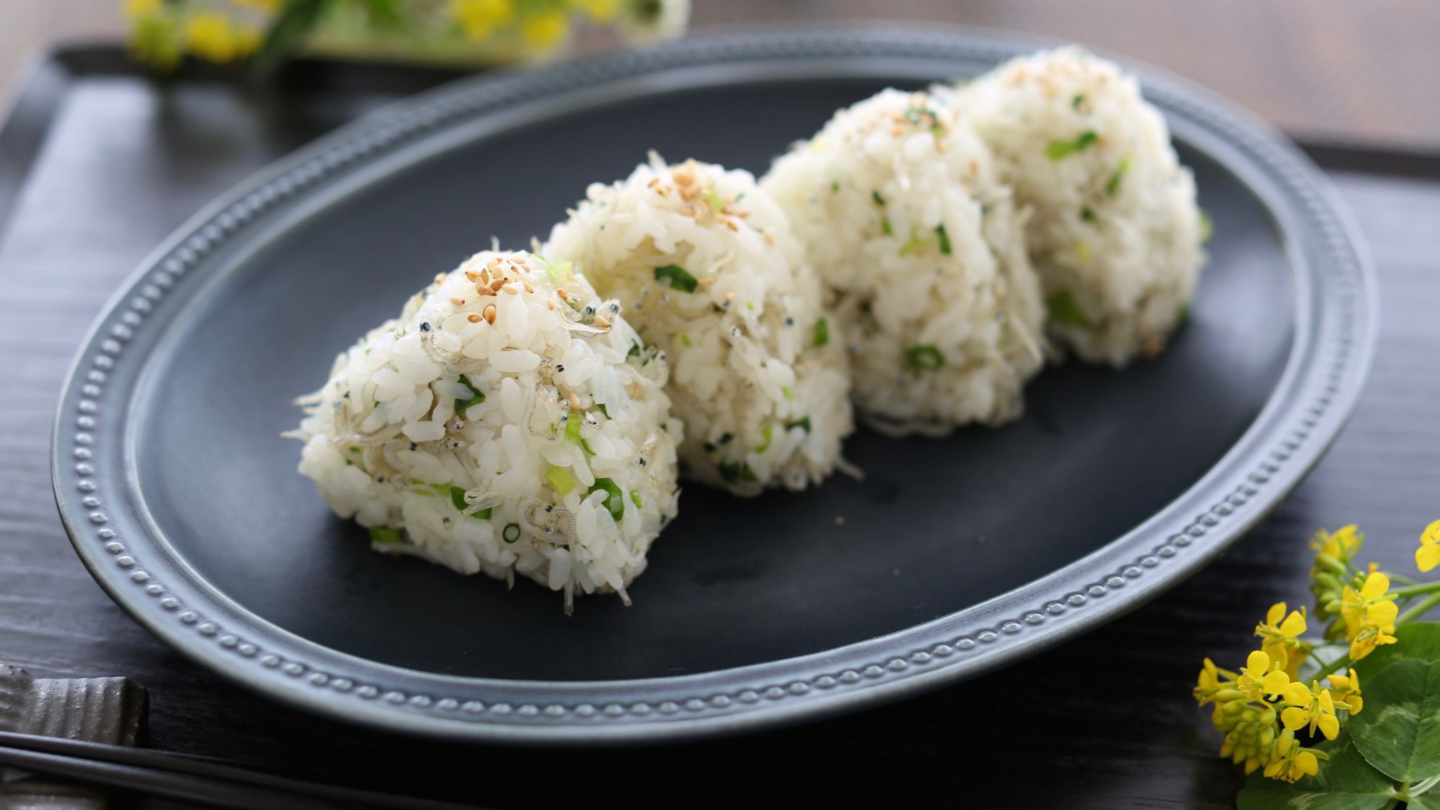 じゃこおにぎりのレシピ ねぎとごま油で美味しさアップ お弁当におすすめ やまでら くみこ のレシピ