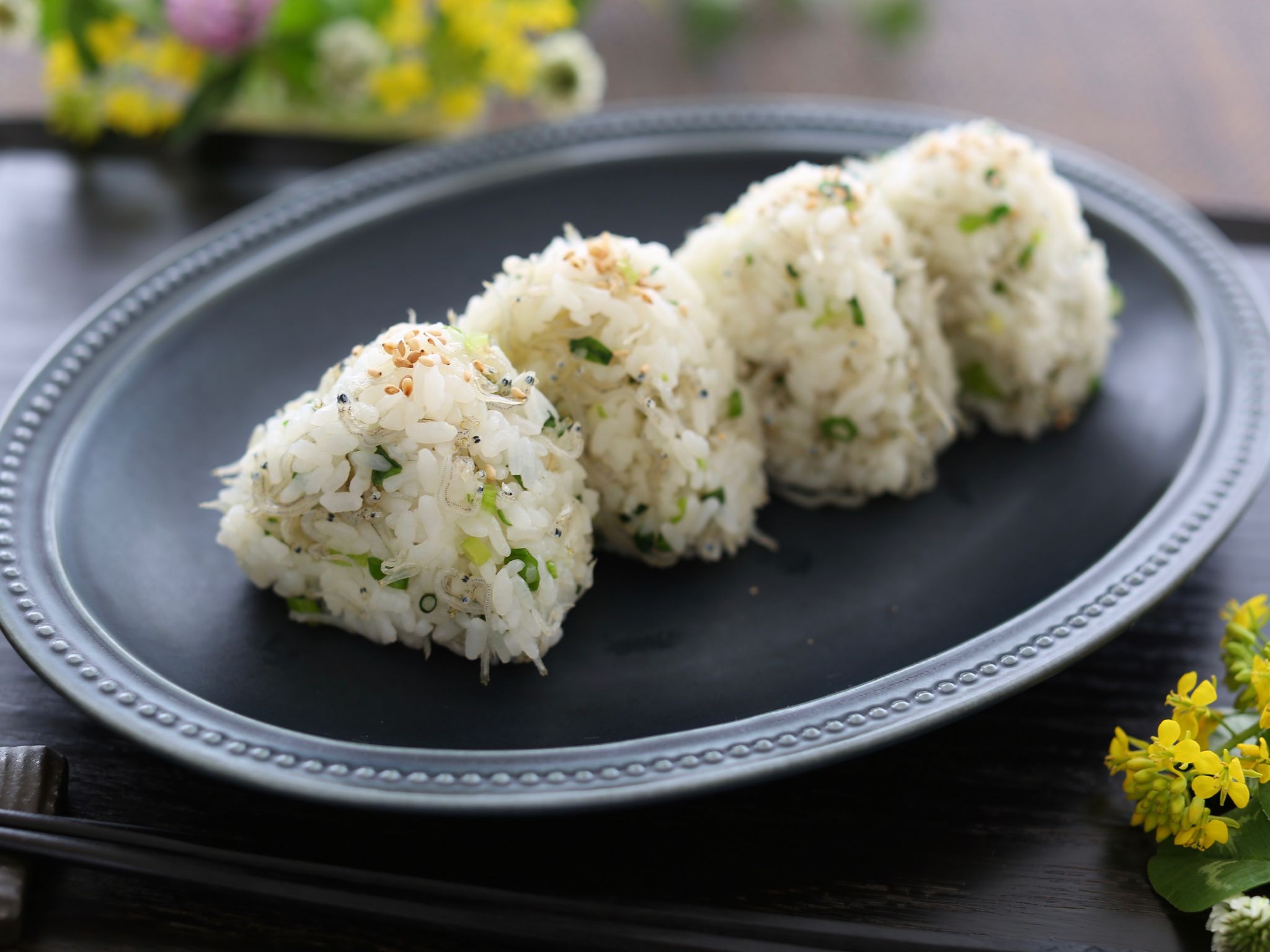 じゃこおにぎりのレシピ ねぎとごま油で美味しさアップ お弁当におすすめ やまでら くみこ のレシピ